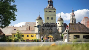 Group of people standing in front of the archway into the medieval fortress Wülzburg